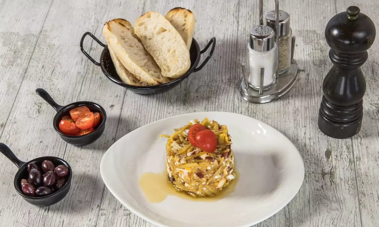 Menú mediterráneo para 2 o 4 con postres y vino con vistas al mar