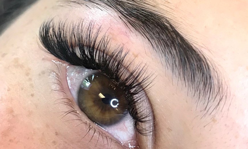 Image 1: Get a Full Set of Classic, Hybrid, or Volume Mink Eyelash Extension
