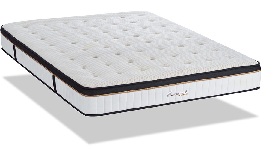 Image 2: Lit coffre Giulia en velours beige, Maison Aubertin