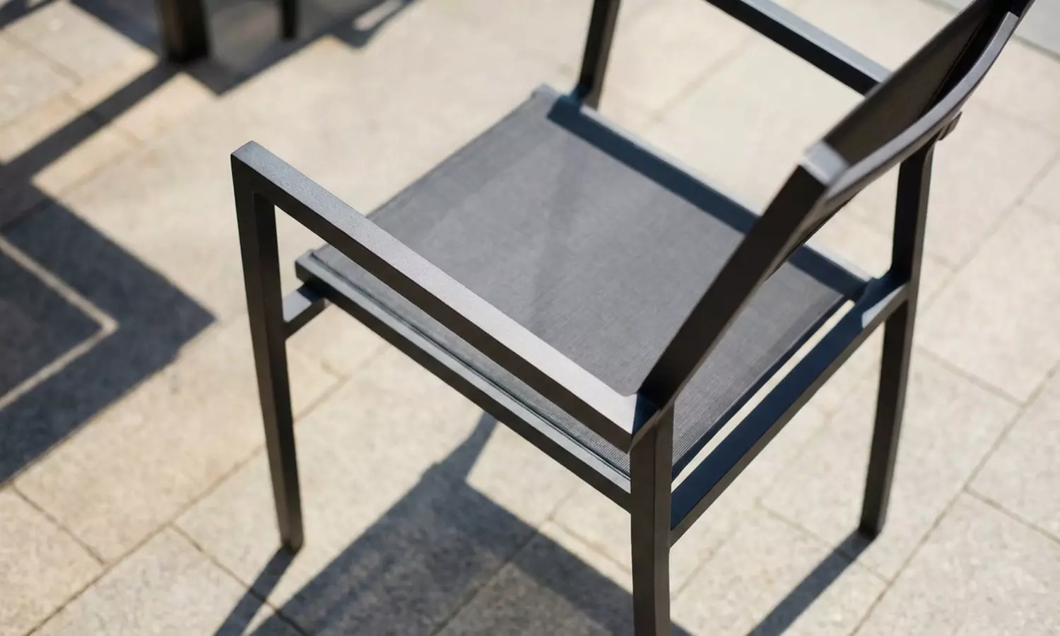 Console extensible "Lacos" de Kocoon en aluminium, chaises en option