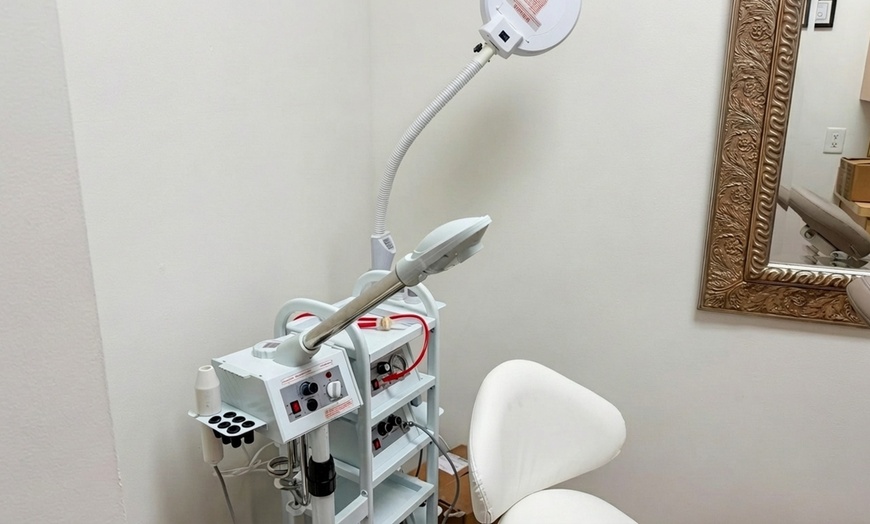 Image 5: 75-Min Acne Reset/Deep Cleansing Facial: 1, 3 or 5 Sessions
