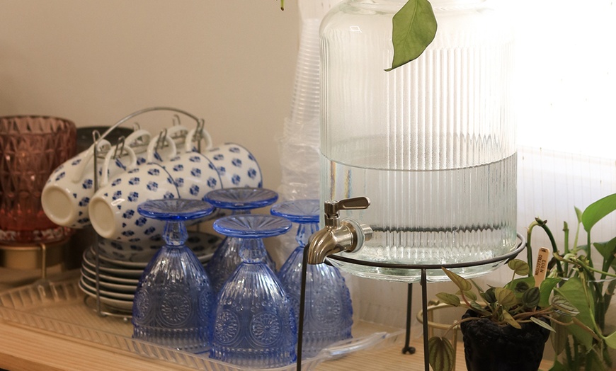 Image 2: 1 o 3 masajes a elegir de 1 h con opción a reflexología podal