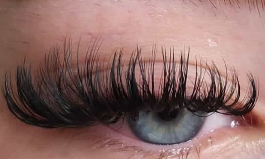 Image 1: Wimpernverlängerung mit 1:1-, 2D-3D- oder 4D-5D-Technik für 1 Person