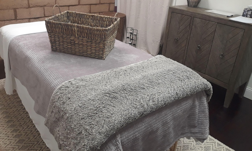 Image 2: 60 or 90-Min Couples Swedish or Deep Tissue Massage