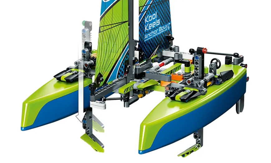 Image 5: LEGO Technic Catamaran - 2-in-1 Floating Sailboat Model
