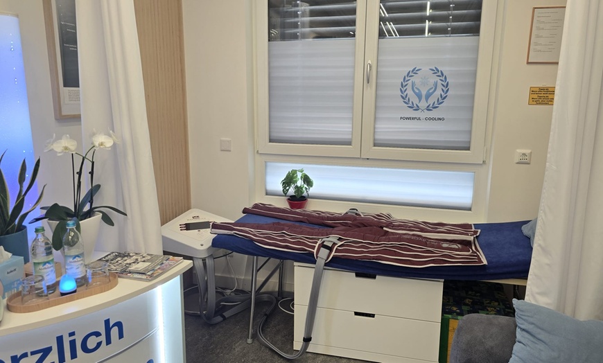 Image 3: 1 oder 3x 50 Min. Lymph-Massage mit Kompressionshose/Anzug für 1 Pers.