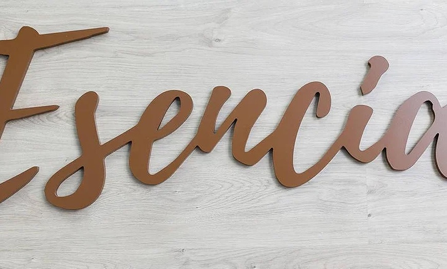 Image 9: Sesión de tratamiento facial 8 en 1 en el centro estético Esencia