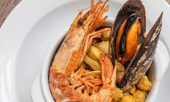 Mariscada o bandeja de mejillones o marisco con botella de vino para 2