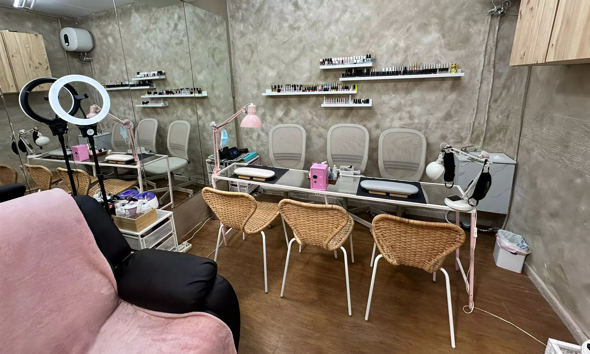 Cejas impecables con laminado, depilación con hilo y tinte con henna