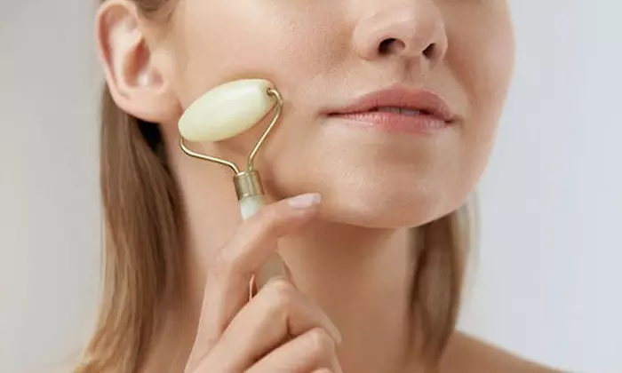 Jade Roller for Face & Gua Sha Scraping Massage Tool Anti Wrinkle Anti Aging
