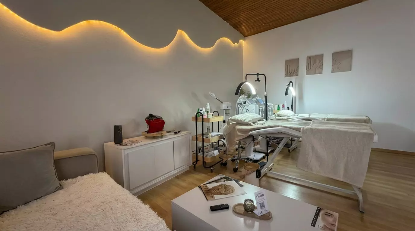 40 oder 55 Min. intensive Pediküre, optional mit Lack für 1 Person