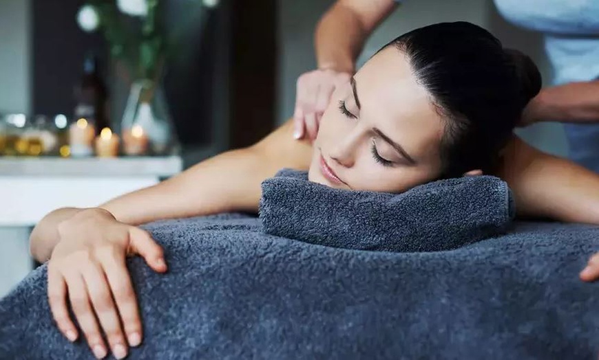 Image 1: Massage bien-être californien d'1h en solo ou en duo