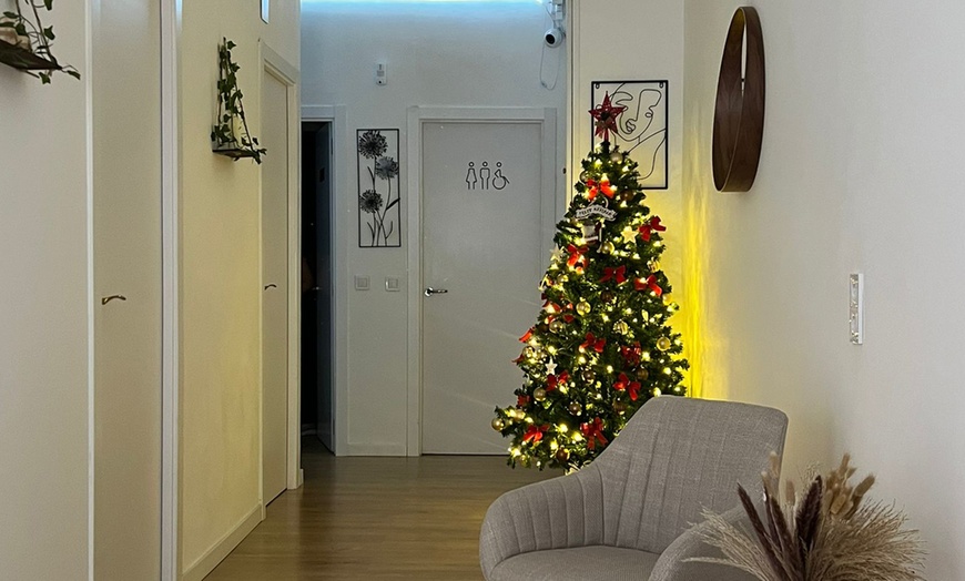 Image 2: Masaje a elegir de 45 minutos con opción a reflexología y craneofacial