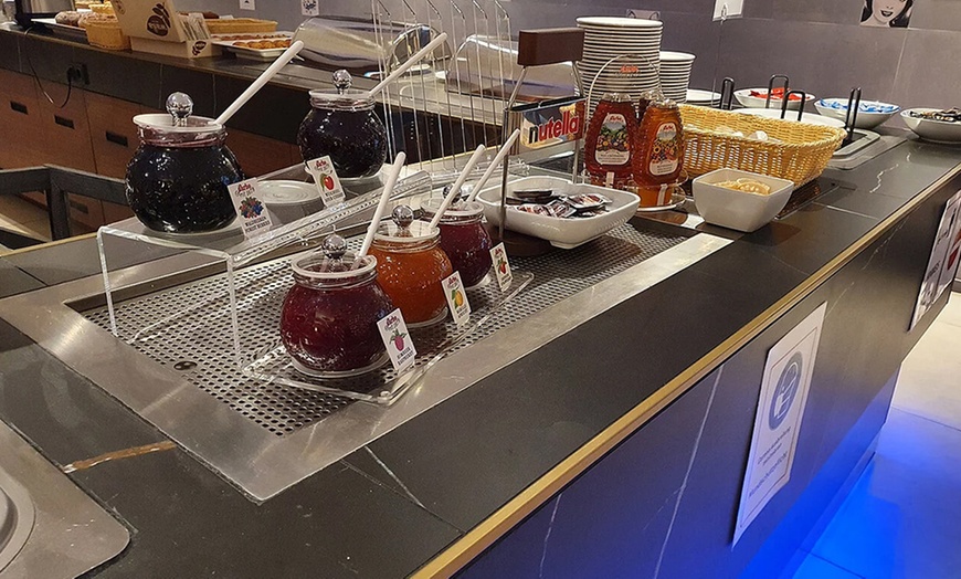 Image 2: Frühstücksbuffet inkl. 1 Glas Sekt für 2 oder 4 Personen
