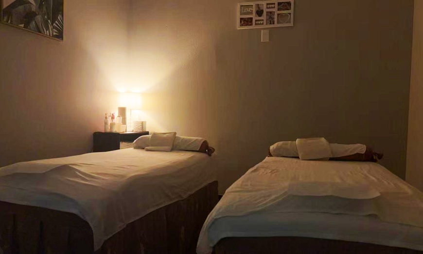 Image 3: Massage & Reflexology Experience with Hot Stones