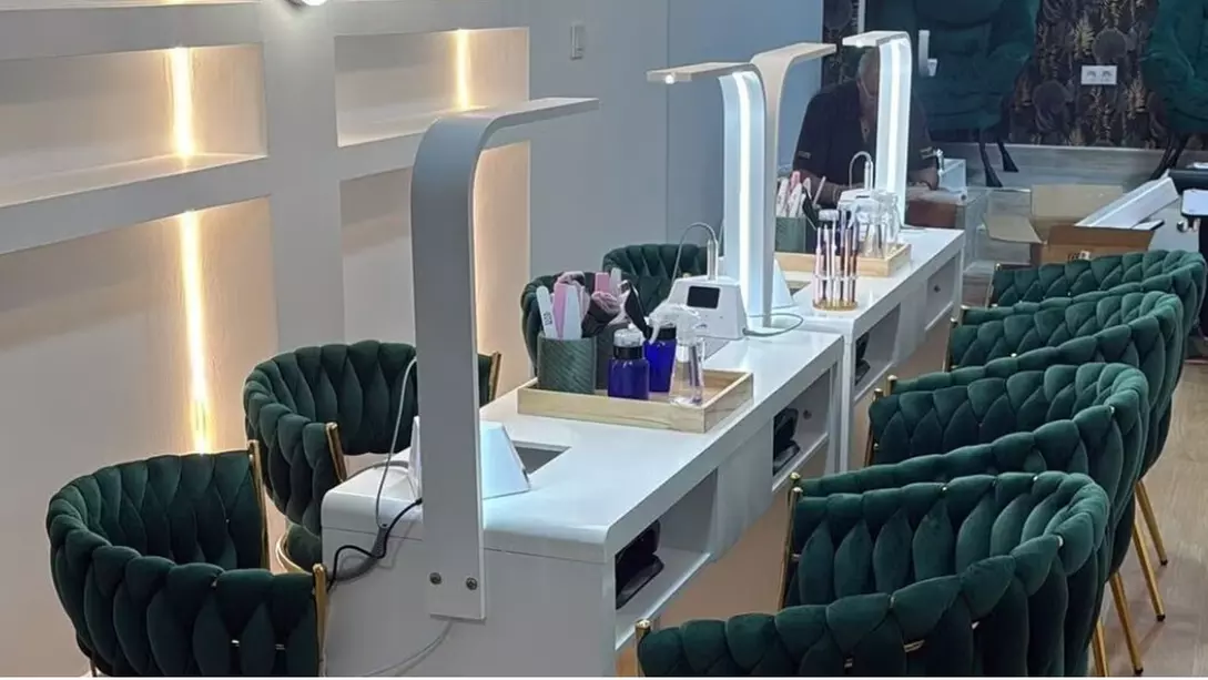 Manipedi en el centro de Alicante con esmaltado semipermanente