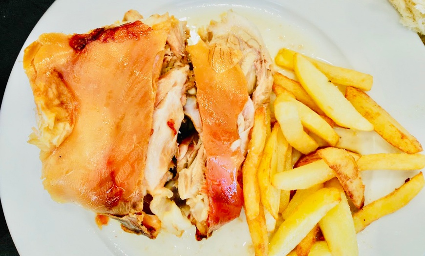 Image 7: Menú de cochinillo para 2 o 4 personas con entrante, postre y bebida