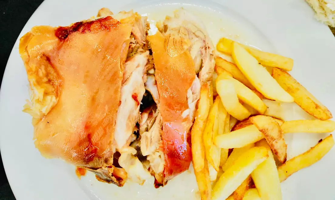 Menú de cochinillo para 2 o 4 personas con entrante, postre y bebida