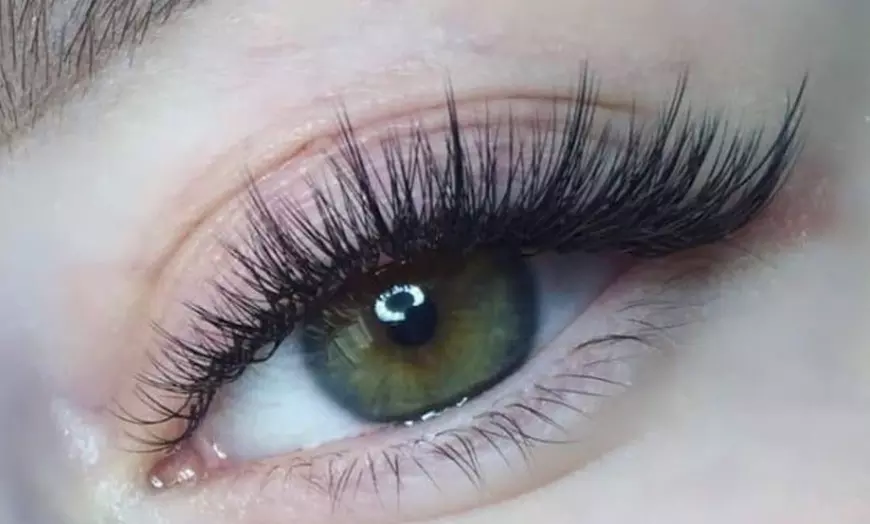 Image 2: Up to 40% Off on Eyelash Extensions at Evie colour