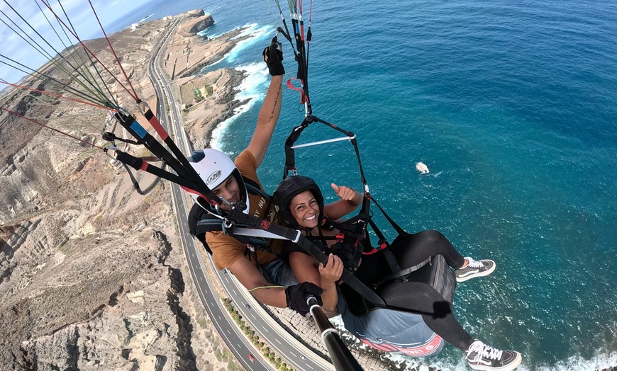 Image 1: Roza las nubes: vuelo de iniciación al parapente con foto incluida