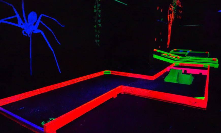 Image 4: Gra w 9-dołkowego minigolfa święcącego w ciemności