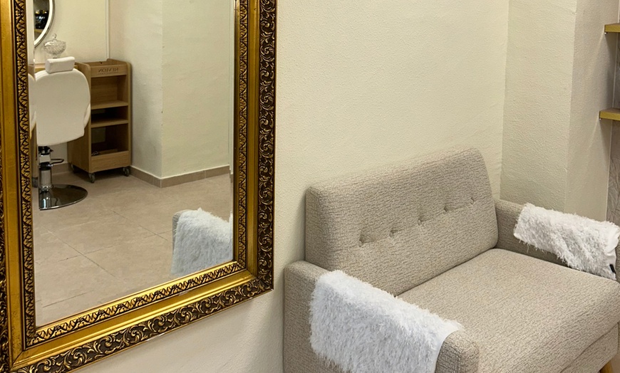 Image 2: Manicura y/o pedicura con esmaltado semipermanente para 1 persona