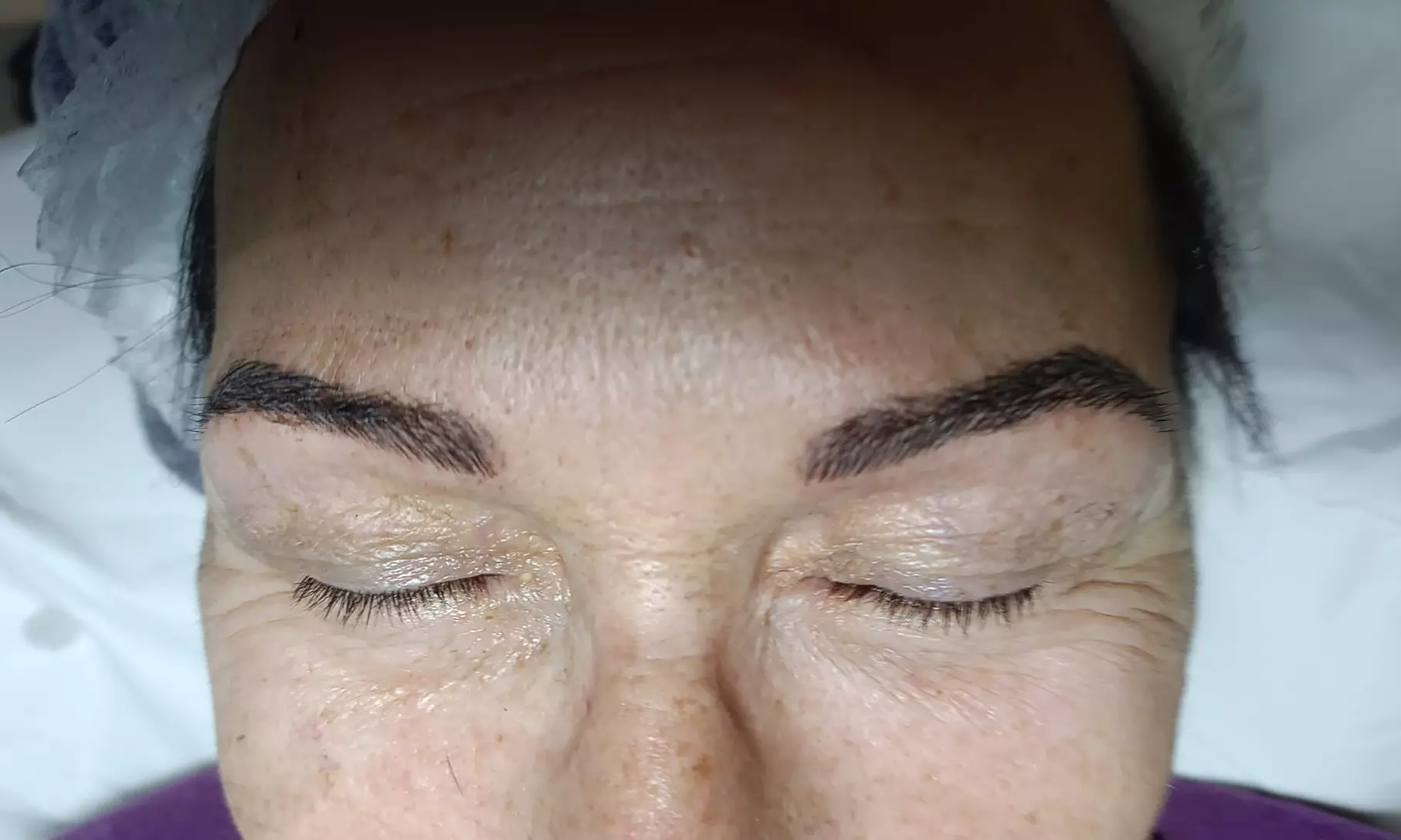Sesión de micropigmentación o microblading de cejas