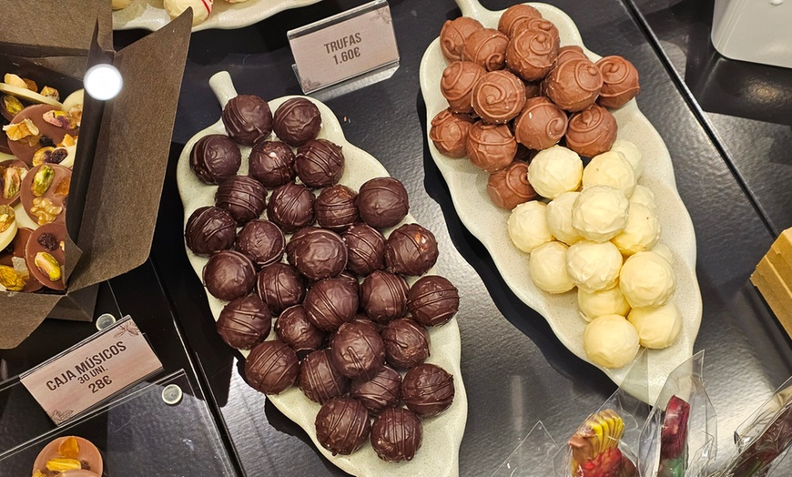 Image 2: Cata guiada de 4 vinos maridados con chocolates para 1, 2 o 4 personas