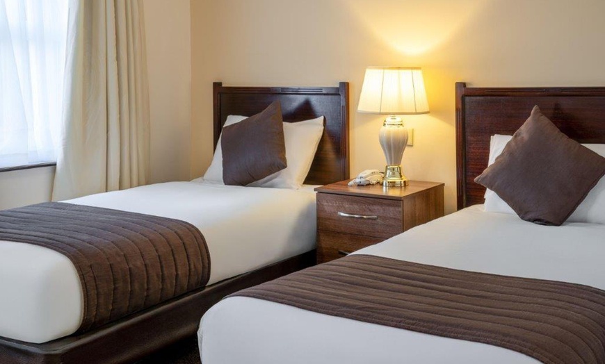 Image 13: Warwickshire: Standard Double / Twin Room with Breakfast, Wi-Fi & More