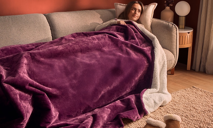 Image 7: Silentnight Heat Genie Self-Heating Blanket