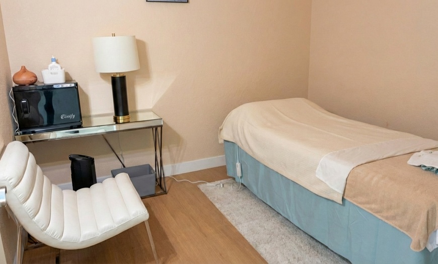 Image 3: 60 or 90 Minute Swedish Massage with Hot Towels