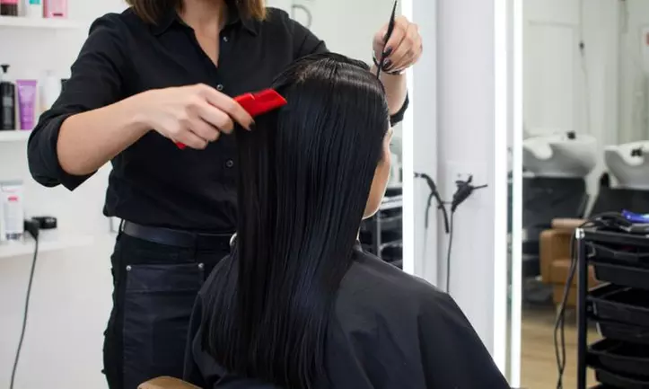Alisado de keratina con corte de puntas para melenas hasta el hombro, largas y extra-largas, ahorra hasta un 57% - Primary Image