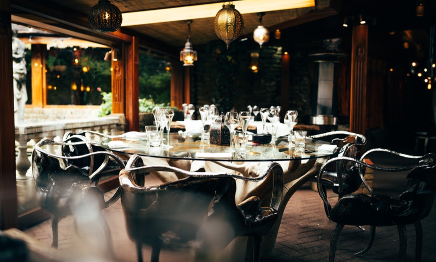 Image 10: Stadhampton: Romantic Stay for 2 with Dinner & Champagne