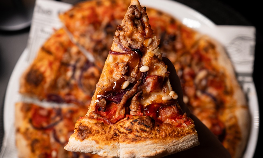 Image 13: 2 o 4 pizzas para llevar o consumir en el local, con opción a bebidas