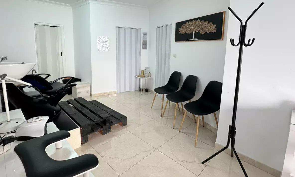 Sesión de peluquería con corte y tinte y/o mechas