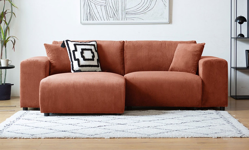 Image 25: Canapé d'angle réversible 3 places "Jambi" de Kocoon en velours côtelé