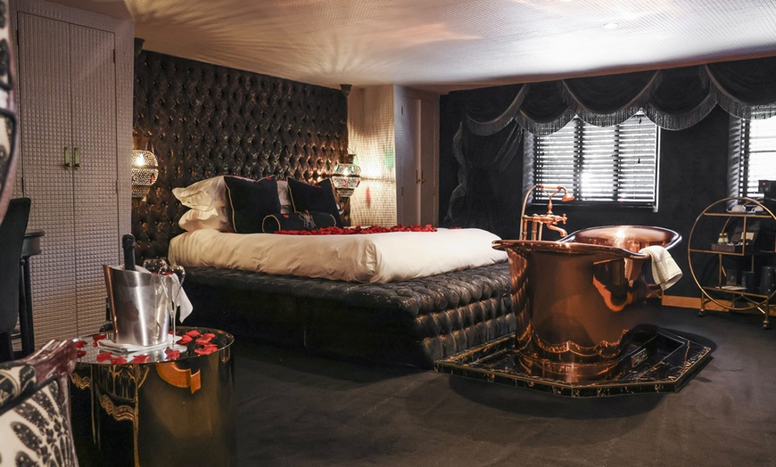 Image 19: Stadhampton: Romantic Stay for 2 with Dinner & Champagne