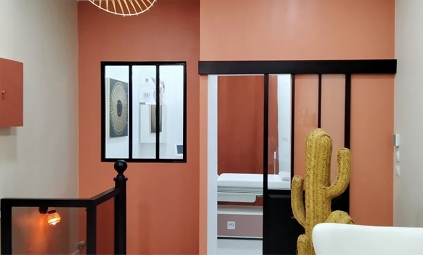 Image 4: Pose de vernis semi-permanent couleur à Divines