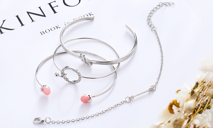 Image 7: 1 o 2 sets de 4 pulseras con distintas formas y cristales brillantes