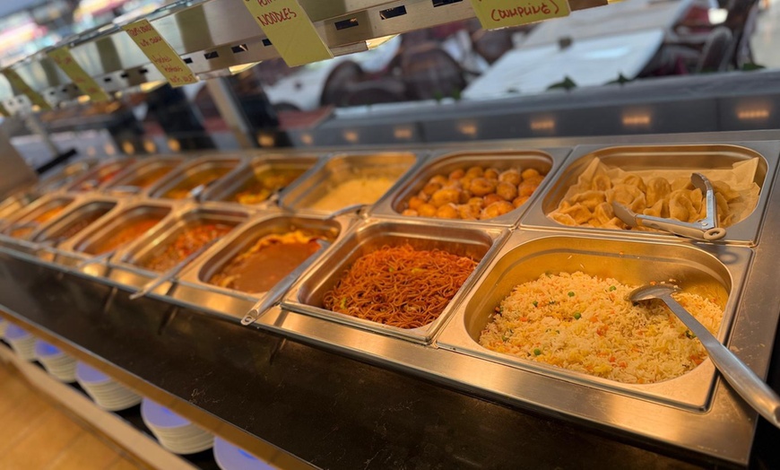 Image 3: Buffet de platos internacionales con barra libre de bebidas para 2 o 4