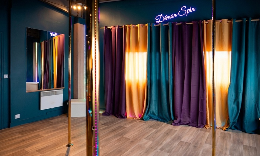 Image 2: Initiation à la pole dance : 2 ou 3 cours collectifs avec Demon Spin 
