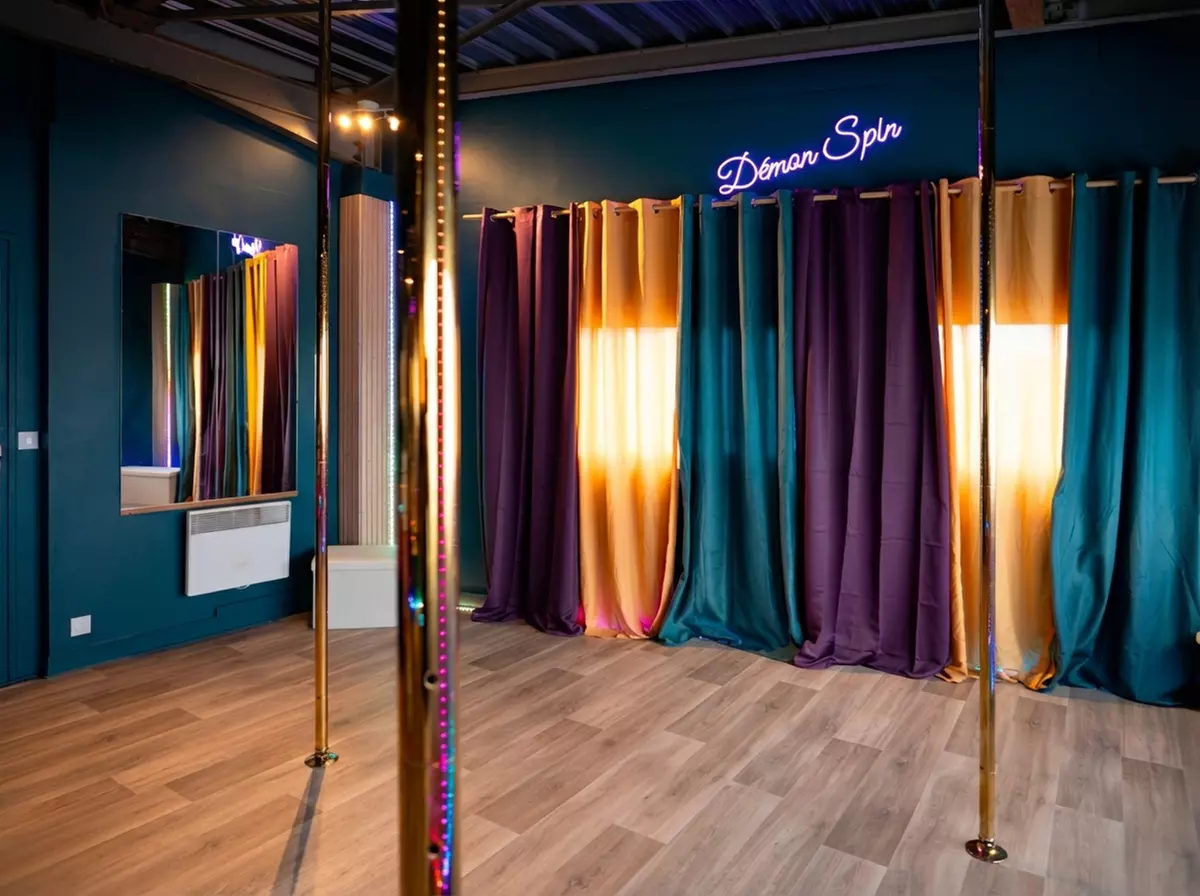 Initiation à la pole dance : 2 ou 3 cours collectifs avec Demon Spin