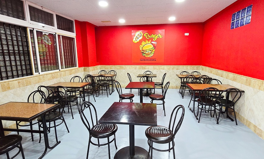 Image 1: Menú de hamburguesa con entrante o patatas, postre y bebida para 2 o 4