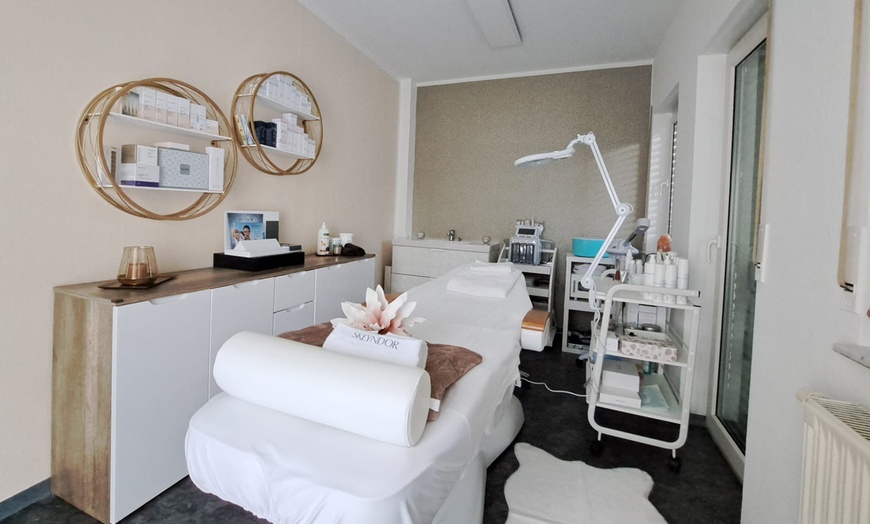 Image 2: 50 - 60 Min. Fußreflexzonen-Massage inkl. Fußpflege, opt. mit Lack 