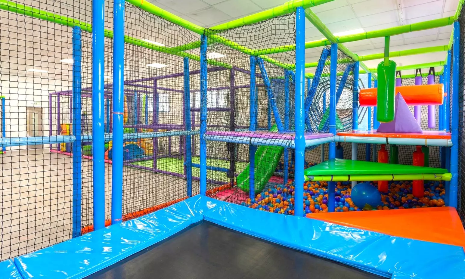 Acceso libre al parque de bolas para 2 o 4 niños con vigilancia