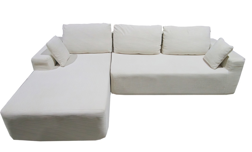 Image 7: Canapé d'angle "Preston" 3 places en velours côtelé de Kocoon