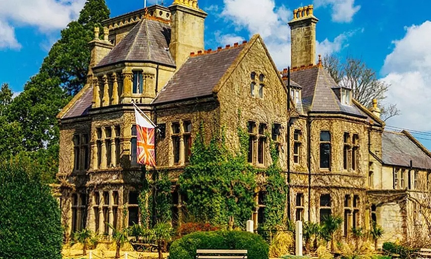 Image 3: Wiltshire: Luxury Romantic Stay for Two with Breakfast and Dinner