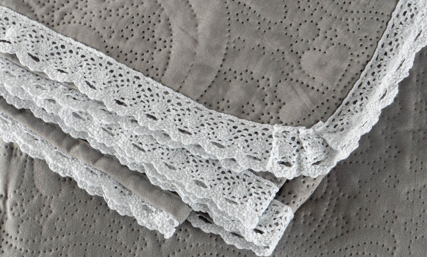 Image 2: Couvre-lit matelassé avec volants en dentelle