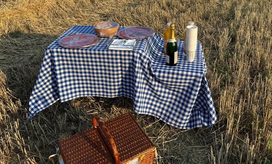 Image 5: Vuelo en globo al amanecer para 1 o 2 personas con picnic y brindis