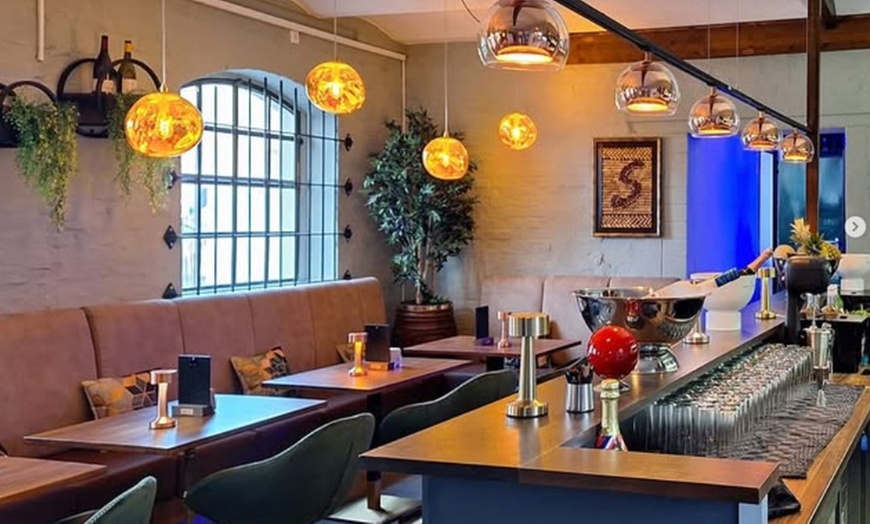 Image 4: Flammkuchen Elsässer Art und Glas Wein oder Federweißer für 2-6 Pers.